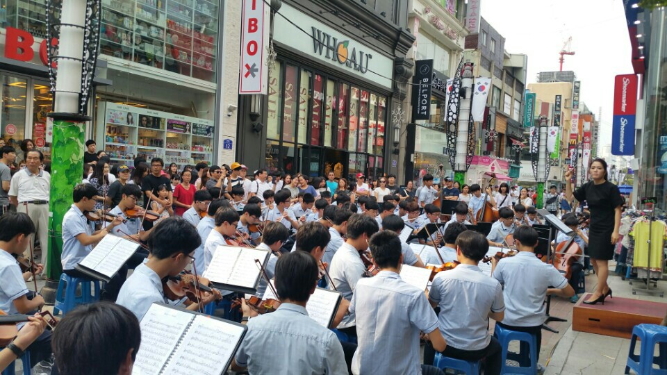 [충북교육청]8.15.보도자료(세광중, 광복 70주년 축하 기념 거리음악회)사진 입니다.