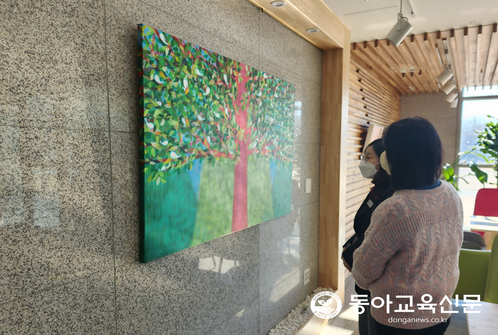   고래와 나무로 희망을 표현한 작품 전시회